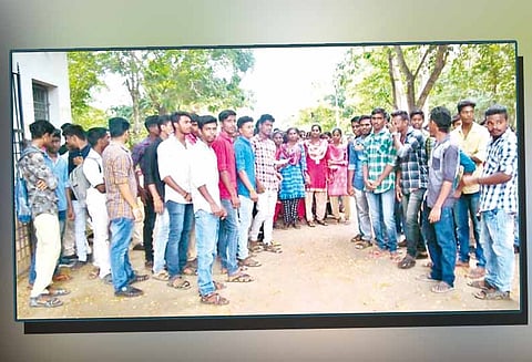 மாணவ-மாணவிகள் ஆர்ப்பாட்டம்; வகுப்புகளை புறக்கணித்தனர்