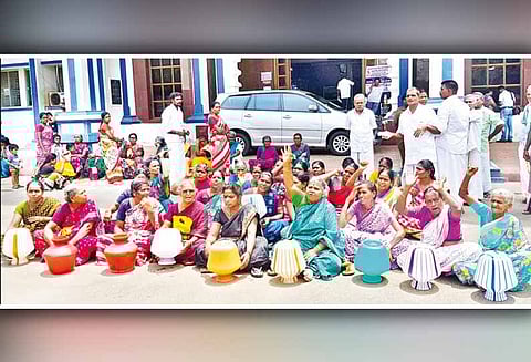 கலெக்டர் அலுவலகத்தில் காலிக்குடங்களுடன் பெண்கள் ஆர்ப்பாட்டம்