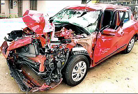 லாரி மீது கார் மோதல்; கட்டிட மேஸ்திரி பலி; 5 பேர் படுகாயம்