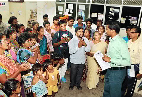 பாதுகாப்பு கேட்டு மாவட்ட வருவாய் அலுவலரிடம் நரிக்குறவர்கள் மனு