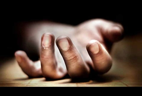 தடுப்புக்கட்டையில் மோட்டார் சைக்கிள் மோதல்; தனியார் நிறுவன ஊழியர் பலி