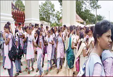 தமிழ்வழியில் தேர்வு எழுத அனுமதிக்கக்கோரி கல்லூரி மாணவர்கள் வகுப்பு புறக்கணிப்பு