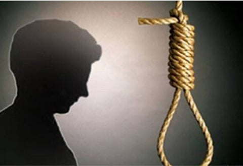 மனைவி இறந்த சோகத்தில் தொழிலாளி தற்கொலை பெற்றோரை இழந்து 4 குழந்தைகள் தவிப்பு