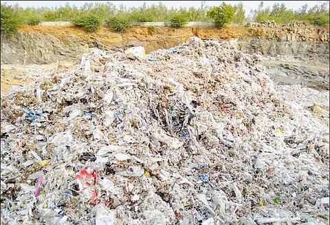 பிளாஸ்டிக் கழிவுகளை கொட்டியது தொடர்பாக விசாரித்த அரசு அதிகாரியை பணி செய்ய விடாமல் தடுத்த 2 பேர் கைது