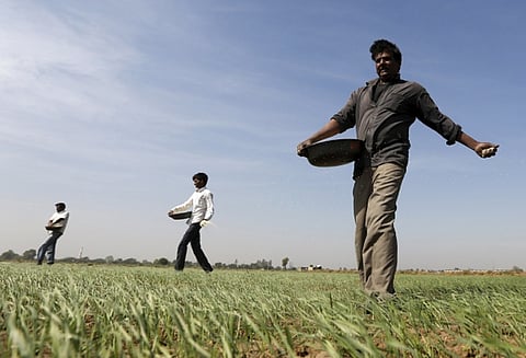 மும்பை–ஆமதாபாத் புல்லட் ரெயில் திட்டத்துக்கு ஐகோர்ட்டில் 1,000 விவசாயிகள் எதிர்ப்பு