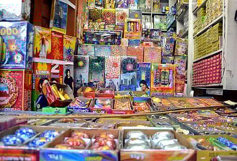 பட்டாசு கடைகள் அமைக்க உரிமம் கோருபவர்கள் 28-ந்தேதிக்குள் விண்ணப்பிக்கலாம்