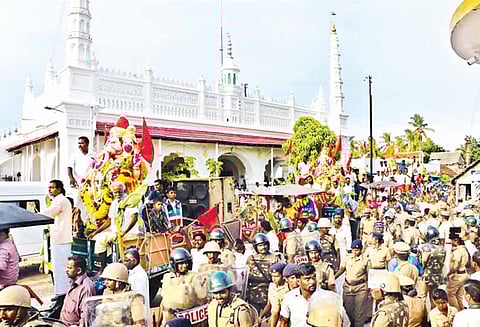 விநாயகர் சிலைகள் ஊர்வலம் : பலத்த போலீஸ் பாதுகாப்புடன் நடந்தது