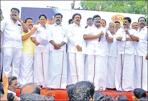 திருவள்ளூர், காஞ்சீபுரம் மாவட்டங்களில் தி.மு.க.வினர் கண்டன ஆர்ப்பாட்டம்