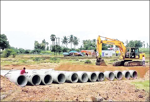 ஆரணி ஆற்றின் குறுக்கே மேம்பாலம் தற்காலிக சாலையில் ராட்சத குழாய்கள் பதிக்கும் பணி ஆரம்பம்