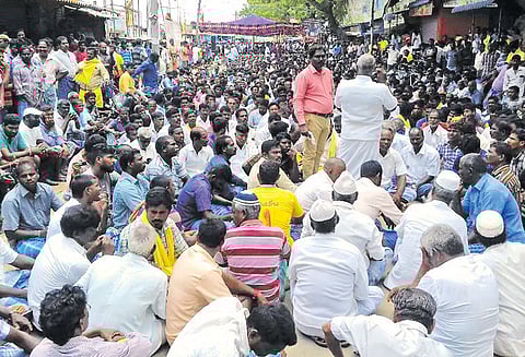 பழவேற்காட்டில் மீனவர்கள் 2-வது நாளாக போராட்டம்