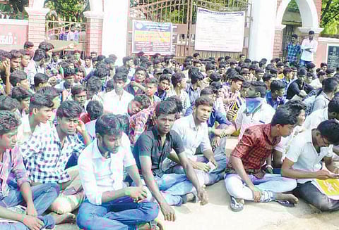 மன்னர் கல்லூரி மாணவர்கள் வகுப்புகளை புறக்கணித்து தர்ணா போராட்டம்