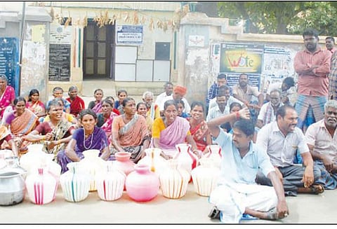குடிநீர் வழங்கக்கோரி காலிக்குடங்களுடன் பேரூராட்சி அலுவலகத்தை முற்றுகையிட்ட பொதுமக்கள்