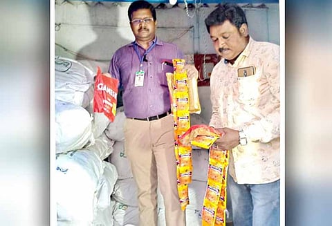 வியாபாரி வீட்டில் 2 டன் புகையிலை பொருட்கள் பறிமுதல்