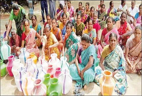 காலி குடங்களுடன் குடிநீர் கேட்டு யூனியன் அலுவலகம் முற்றுகை