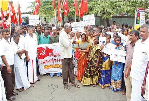 விசாரணை என்கிற பெயரில் மயக்க ஊசி போட்டு துன்புறுத்தியதாக வனத்துறையினரை கண்டித்து மலை வாழ் மக்கள் ஆர்ப்பாட்டம்