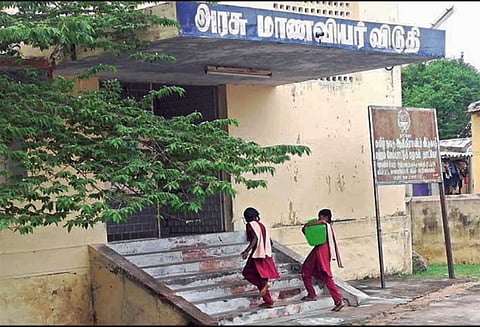 அரசு விடுதிக்கு தண்ணீர் எடுத்து வர மாணவிகளிடம் வற்புறுத்தல் - நடவடிக்கை எடுக்க பொதுமக்கள் கோரிக்கை
