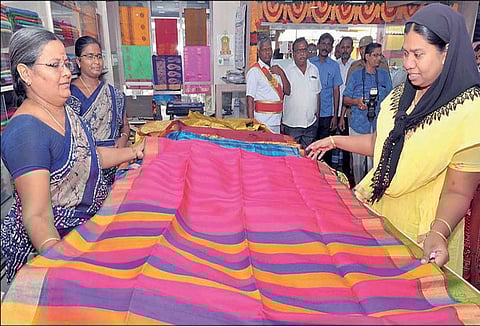 நாமக்கல், திருச்செங்கோடு கோ-ஆப்டெக்சில் ரூ.80 லட்சத்துக்கு ஜவுளி விற்பனை செய்ய இலக்கு - கலெக்டர் ஆசியா மரியம் தகவல்