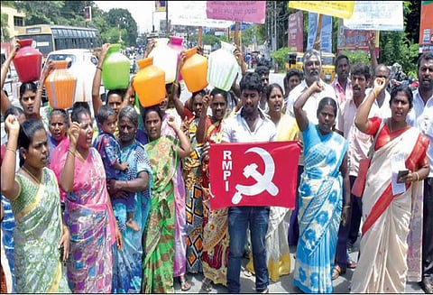 தாரமங்கலம்: காலிக்குடங்களுடன் கலெக்டர் அலுவலகத்தை முற்றுகையிட்ட பொதுமக்கள்