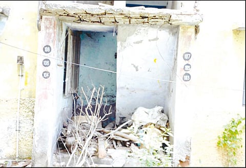 இடியும் நிலையில் உள்ள வீட்டுவசதி வாரிய குடியிருப்பு கட்டிடத்தை சீரமைக்க கோரிக்கை