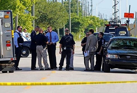 அமெரிக்கா : 3 பேரை சுட்டுக்கொன்று விட்டு தானும் தற்கொலை செய்து கொண்ட பெண்