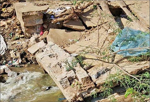மானாமதுரை அருகே அதிகாரிகள் கண்டுகொள்ளாததால் தரைப்பாலம் இடிந்தது