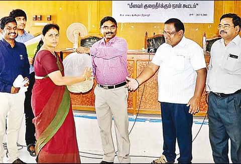 பண்ணை குட்டை அமைத்த பயனாளிகளுக்கு காசோலை