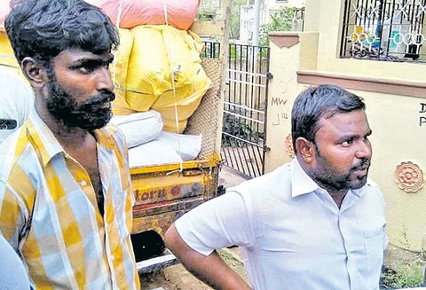 குரோம்பேட்டை அருகே வீட்டில் பதுக்கி வைத்த ரூ.25 லட்சம் குட்கா பறிமுதல் அண்ணன்-தம்பி கைது