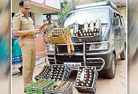 காரில் கடத்திவரப்பட்ட 150 மதுபாட்டில்கள் பறிமுதல்