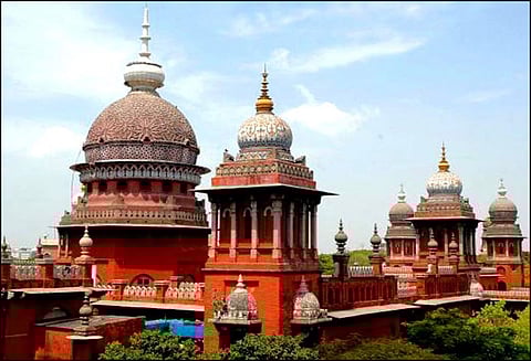 அரசியல் கட்சிகளின் கொடிகளை நடுவதற்கு தடை விதிக்கக்கோரி வழக்கு தமிழக அரசுக்கு ஐகோர்ட்டு நோட்டீஸ்