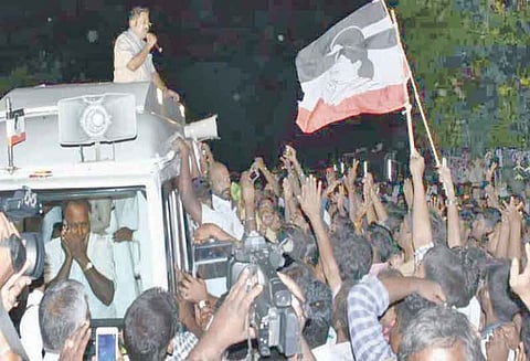 மத்திய அரசின் தவறான பொருளாதார கொள்கையால் பெட்ரோல்,டீசல் விலை உயர்வு - டி.டி.வி. தினகரன் எம்.எல்.ஏ. குற்றச்சாட்டு