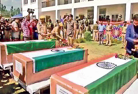 காஷ்மீரில் பாகிஸ்தான் ஆதரவு பயங்கரவாதிகள் வெறிச்செயல் : 3 போலீசார் கடத்தி சுட்டுக்கொலை