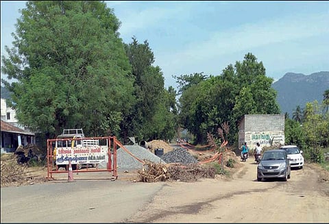 வெண்ணந்தூர் அருகே தரைப்பாலம் அமைக்கும் பணியை விரைவுபடுத்த கோரிக்கை