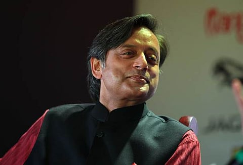 பாகிஸ்தான் ராணுவத்தின் விருப்படியே இம்ரான் கான் செயல்படுவார்: சசிதரூர் எம்.பி