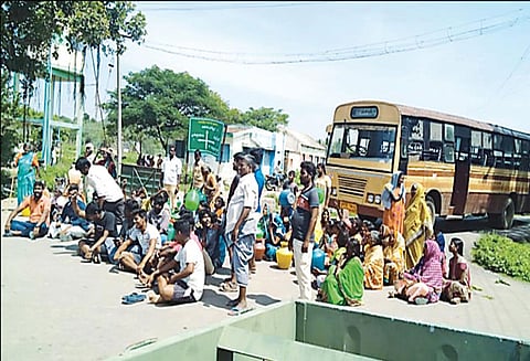 மேல்மலையனூர் அருகே குடிநீர் கேட்டு பொதுமக்கள் சாலை மறியல்