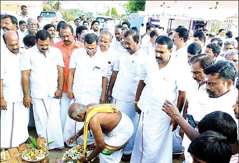 திருக்கோவிலூர்: ரூ.3½ கோடியில் சாலை அமைக்கும் பணி - குமரகுரு எம்.எல்.ஏ. தொடங்கி வைத்தார்