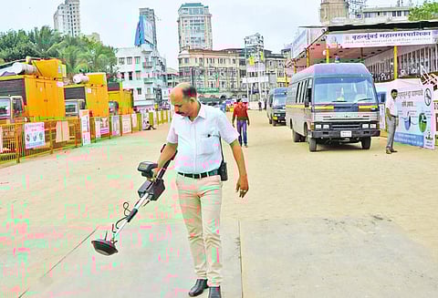 பிரமாண்ட ஊர்வலமாக சென்று விநாயகர் சிலைகள் கரைக்கப்படுகிறது