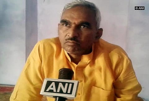 உத்தர பிரதேசத்தில் கல்வி அதிகாரியிடம் மோதலில் ஈடுபட்டு கீழே தள்ளி விட்ட பாரதீய ஜனதா எம்.எல்.ஏ.