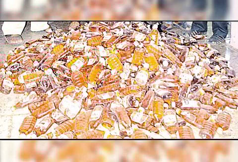 மண்ணில் புதைத்து வைக்கப்பட்டிருந்த 3 ஆயிரம் மதுபாட்டில்கள் பறிமுதல்