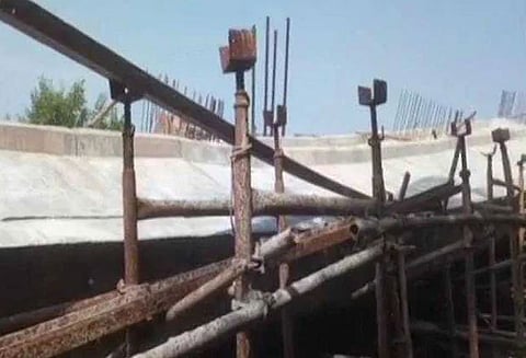 கொல்கத்தா அருகே கட்டுமானப்பணி நடைபெற்று வந்த மேம்பாலம் இடிந்து விழுந்து விபத்து