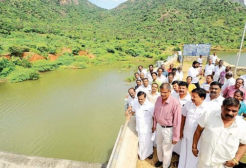 பொய்கை அணையில் விரிசல் தளவாய்சுந்தரம் பார்வையிட்டார்