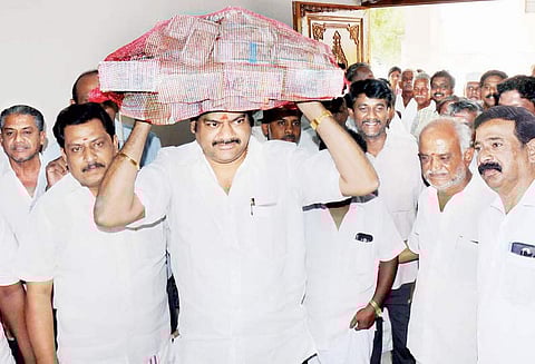 வெங்காய மண்டியில் கூலி வாங்க தொழிலாளர்கள் மறுப்பு: ரூ.28 லட்சத்தை தலைச்சுமையாக எடுத்து வந்த வியாபாரிகள்