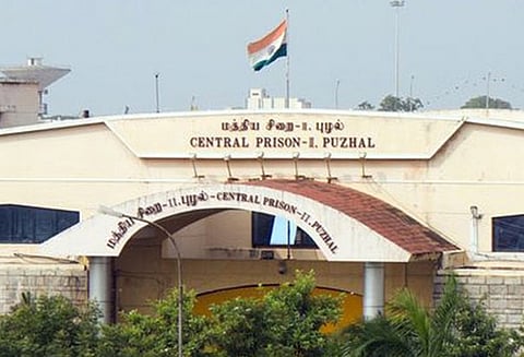 கைதிகள் சொகுசு வாழ்க்கை விவகாரம்: புழல் சிறை சூப்பிரண்டு இடமாற்றம்