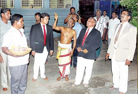 அடிப்படை வசதிகள் குறித்து சேலம் கோட்டை பெருமாள் கோவிலில் நீதிபதிகள் ஆய்வு