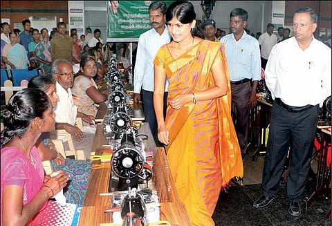 மக்கள் குறைதீர்க்கும் கூட்டம்: 30 மாற்றுத்திறனாளிகளுக்கு தையல் எந்திரம் - கலெக்டர் ரோகிணி வழங்கினார்