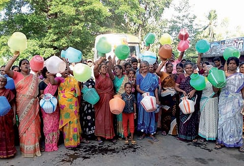 5 மாதங்களாக குடிநீர் கிடைக்காததால் அரசு பஸ்சை சிறைபிடித்து பொதுமக்கள் போராட்டம்