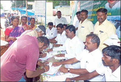 காவிரி உபரி நீரை ஏரி, குளங்களுக்கு நிரப்பக்கோரி கையெழுத்து இயக்கம்