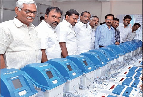 மின்னணு எந்திரங்களில் வாக்குப்பதிவு சரிபார்த்தல் பணி - கலெக்டர் கே.எஸ்.பழனிசாமி ஆய்வு