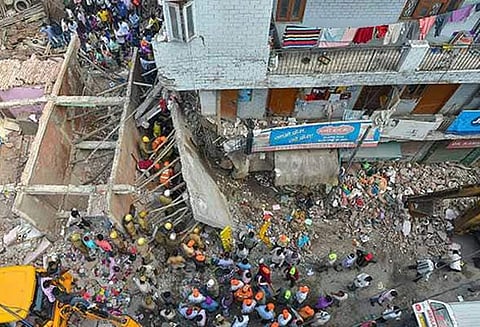 டெல்லியில் கட்டிடம் இடிந்து விழுந்து விபத்து 4 சிறுவர்கள் உயிரிழப்பு