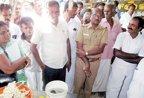சாலைகளை சீரமைக்க கோரி கொத்தமங்கலத்தில் மறியலுக்கு முயன்ற பொதுமக்கள்