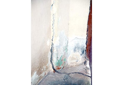 சாலையில் பள்ளங்களை சீர் செய்யும்போது வீடுகளில் விரிசல்; பொதுமக்கள் அச்சம்